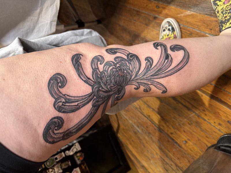 chrysanthemum-black-gray-knee-tattoo-frank-luca-vatican-tattoo