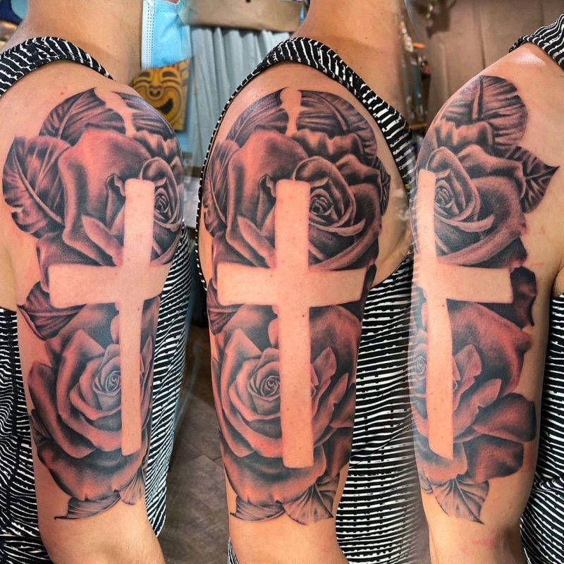 cross-roses-half-sleeve-tattoo-black-gray-frank-luca-vatican-tattoo