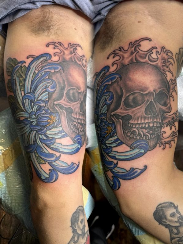 skull-blue-chrysanthemum-knee-tattoo-frank-luca-vatican-tattoo