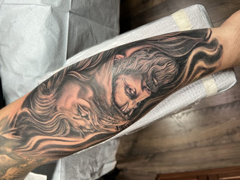 zeus-lion-forearm-tattoo-black-gray-frank-luca-vatican-tattoo